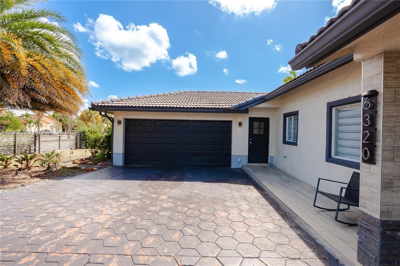 6320 NW 199th St - fachada