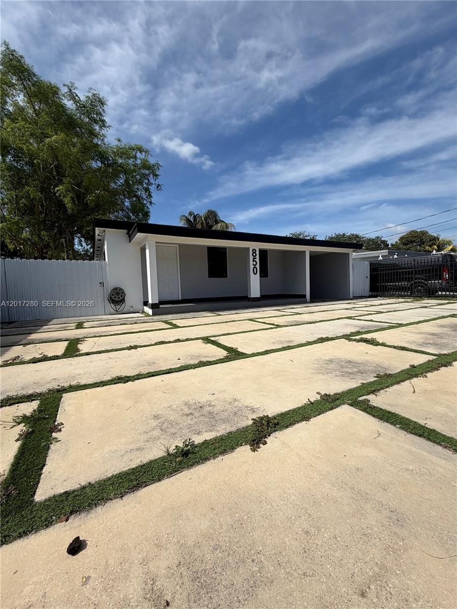 850 NW 113th St - fachada